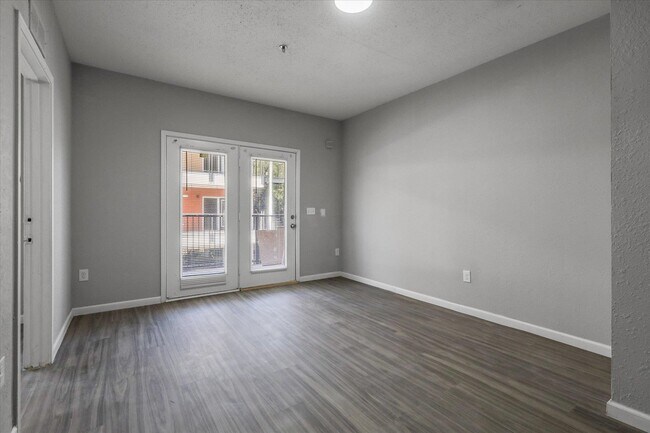 Building Photo - 401 Putnam Dr