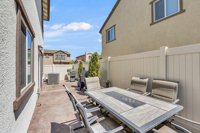 Building Photo - 4 bed / 3 bath | Upated Anatolia Home Avai...