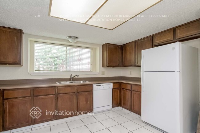 Building Photo - 6946 Maple Fox Dr