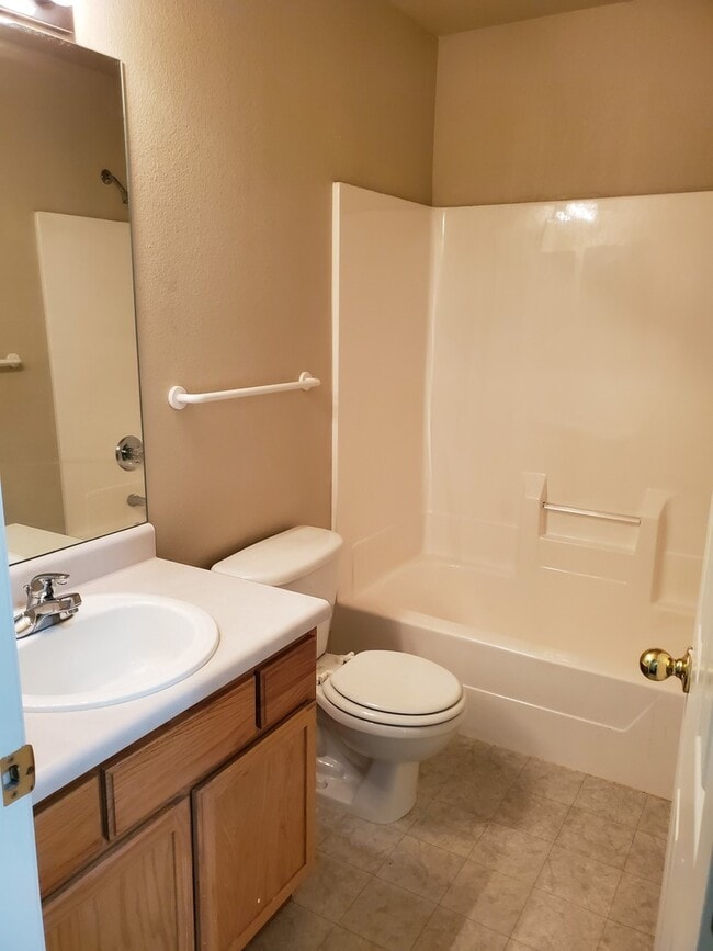 Building Photo - Spacious 3 bed, 3.5 bath condo in Rigden F...