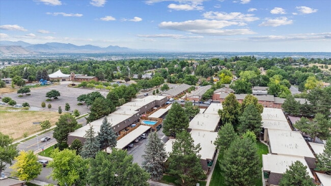 Building Photo - Pet-friendly 2 bed/2.5 bath Lakewood townhome - Available Now!