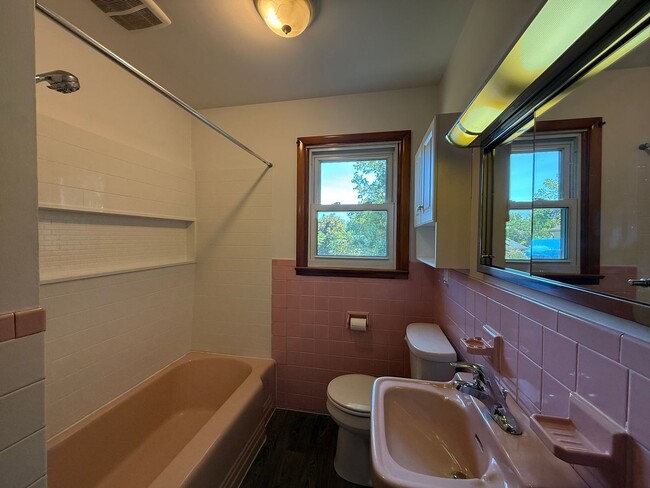 Building Photo - Three Bedroom Ranch