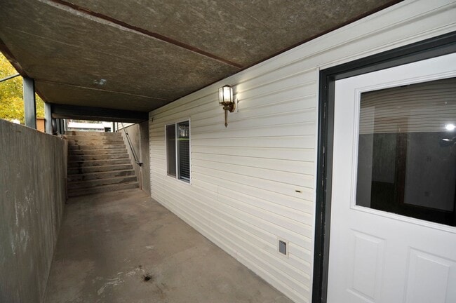 Building Photo - Basement 2 bed 1 bath unit
