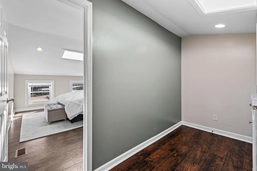 Building Photo - 926 W Pratt St