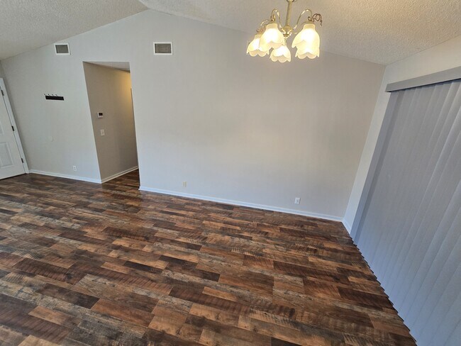 Building Photo - 425 Sunnyside Dr