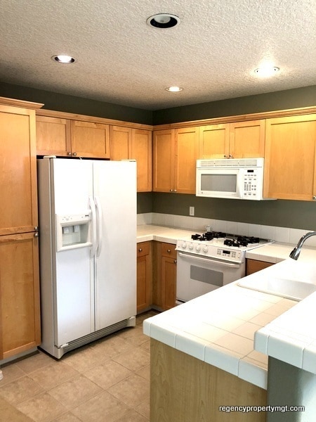 Building Photo - Beaverton 3 bd, 2.5ba. Kitchen w/white til...