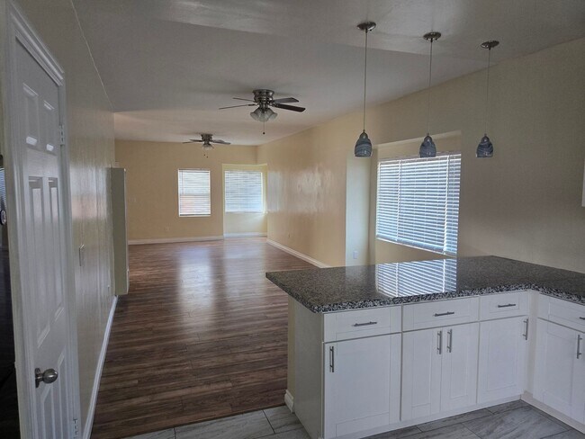 Building Photo - Large 2 bed 1 Bath House