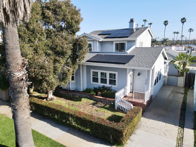 Building Photo - Spacious Beach House in South Oceanside