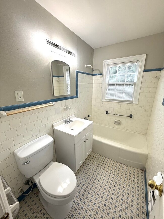 Building Photo - ** 2 Bed 1 Bath Located in Highland Garden...