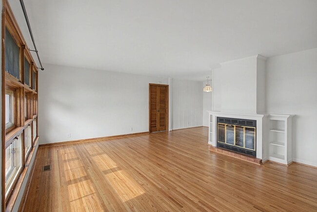 Building Photo - Mid Century Modern in Donelson with 4 bed 2bath, pet friendly, 2 car garage, and potential music ...