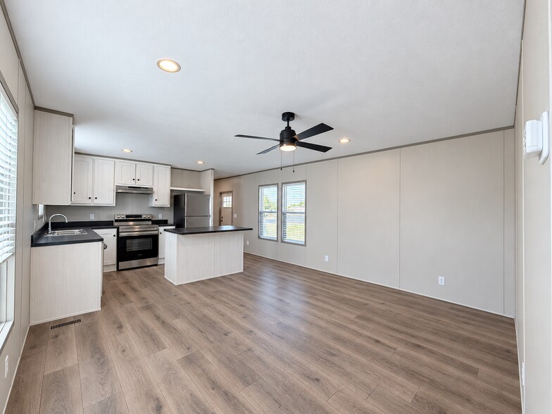 Building Photo - 104 Pine Cone Dr