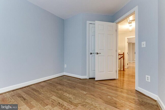 Building Photo - 953 Harrison Cir