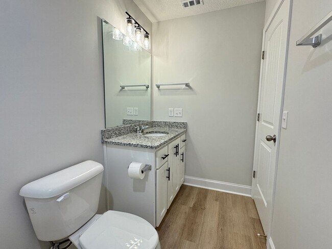 Building Photo - $500 RENT CREDIT | AVAILABLE NOW! (Pet Friendly)