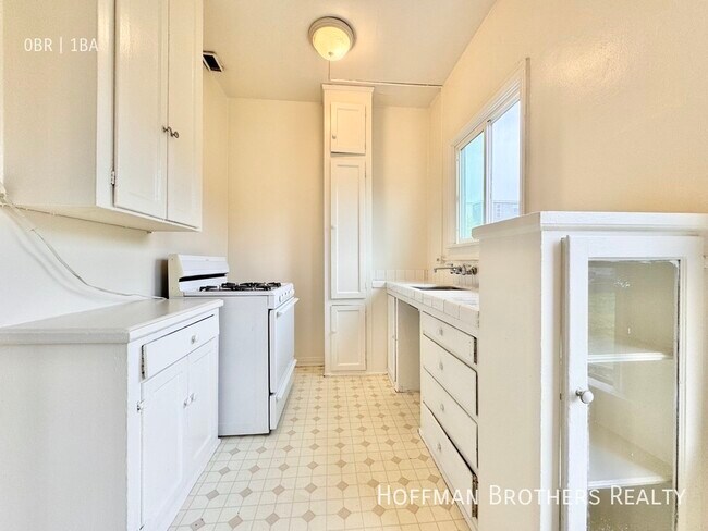 Primary Photo - 838 Sanborn Ave