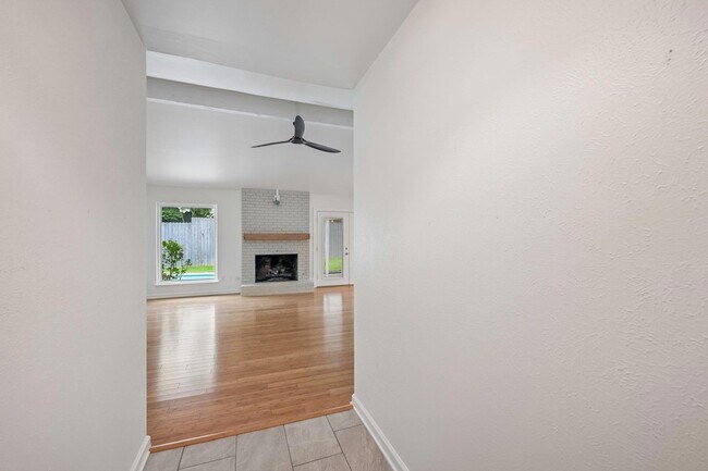 Building Photo - 2717 Charlesworth Dr