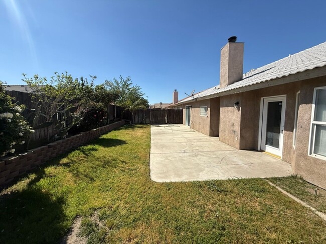 Building Photo - Spacious 4-Bedroom Home in Southwest Bakersfield