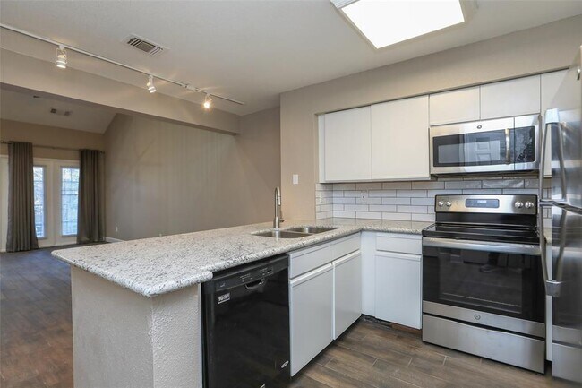 Building Photo - 16800 Sugar Pine Dr