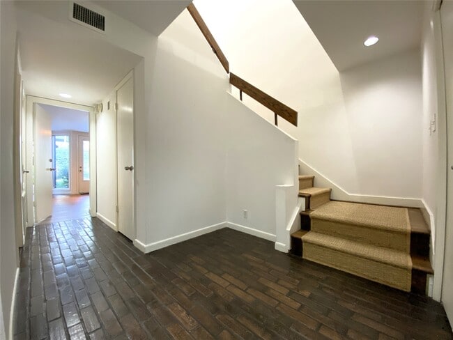 Building Photo - 5003 Yoakum Blvd