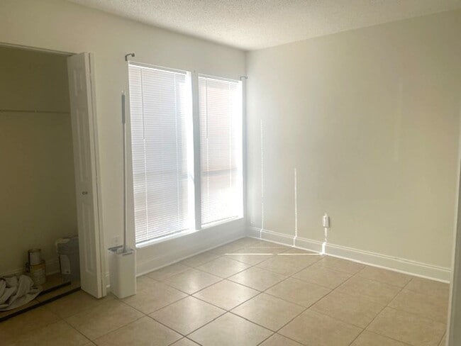 Building Photo - Spacious 3BR/2BA Condo Near Siesta Key Beach – Amenities Included!