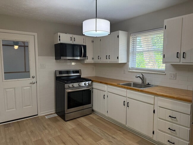 Building Photo - Renovated Rocky Hill Home
