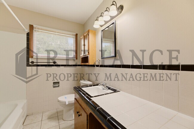 Building Photo - 1415 N Prairie Ln