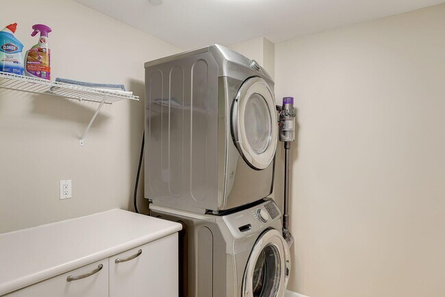 Building Photo - 2650 Lake Shore Dr