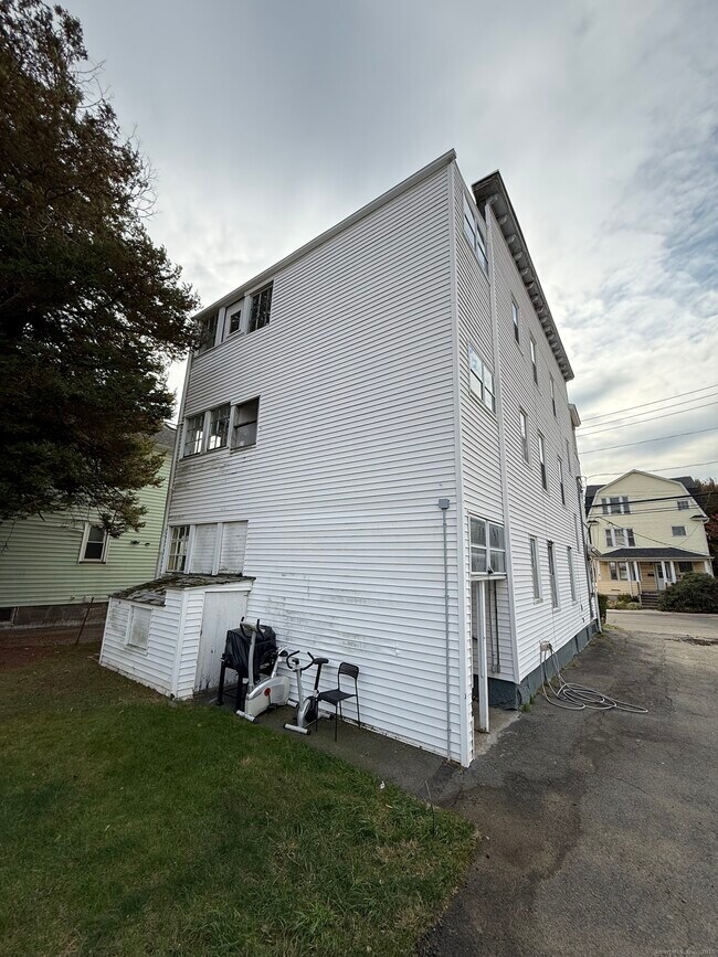 Building Photo - 174 Brentwood Ave