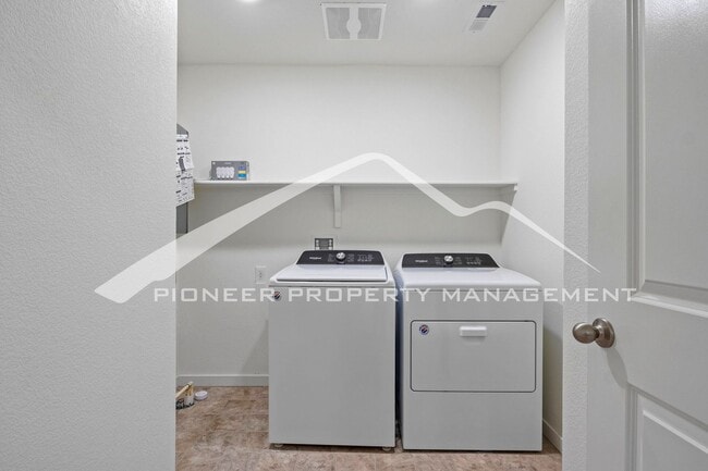 Building Photo - Modern 4-Bed, 2.5-Bath Home with 2 car garage, AC and Private Enclosed Yard