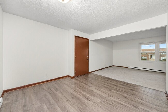 Building Photo - 609 E 3rd St