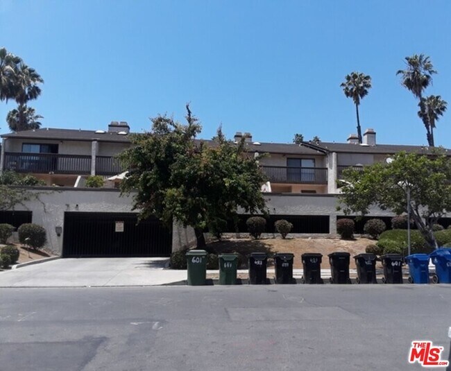 Building Photo - 601 S Van Ness Ave