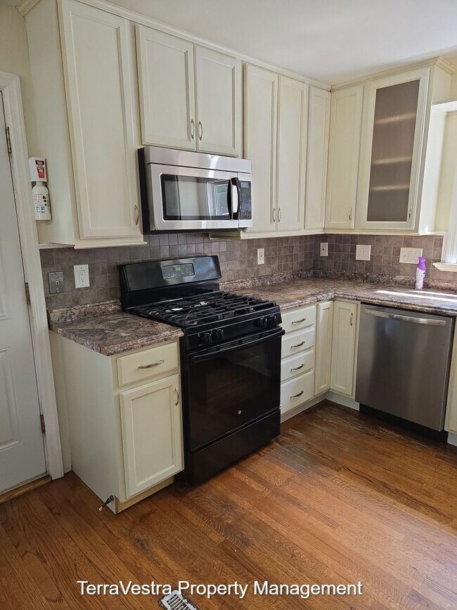 Building Photo - Now Showing for 2026-2027 School Year Glassboro 4 Bed 2.5 Bath