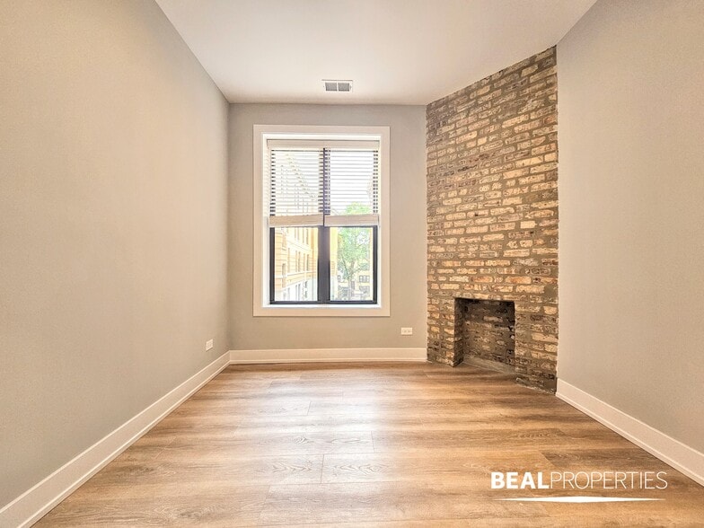 Building Photo - 428 W Belden Ave