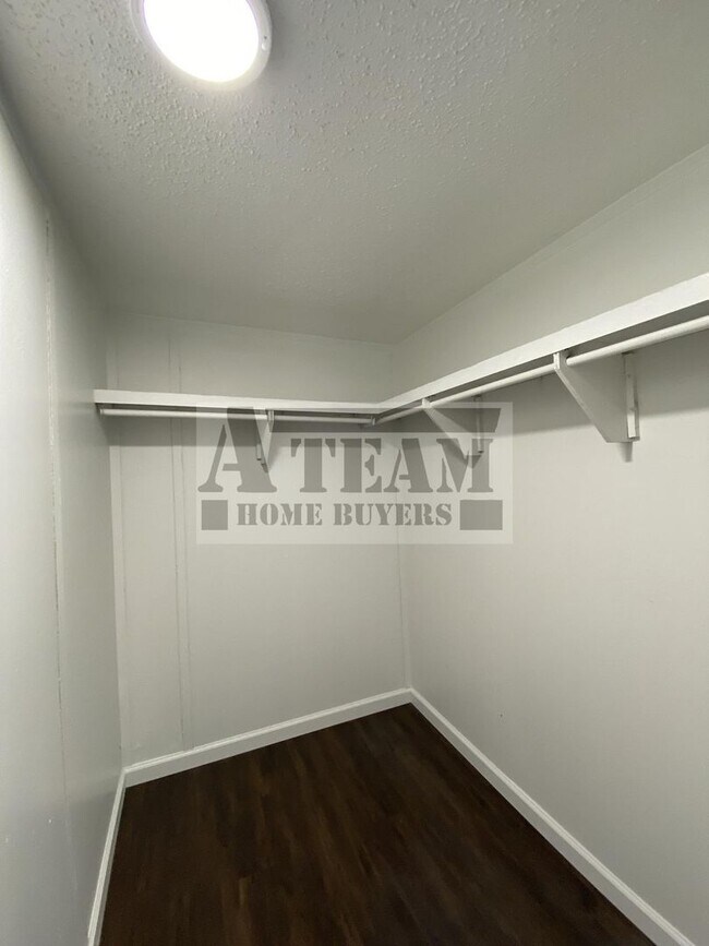 Building Photo - Fully Remodeled 3 Bed 2 Bath on Large lot.