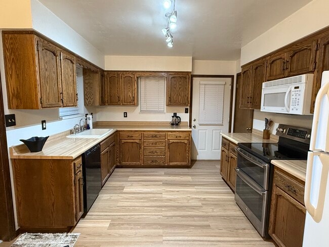 Building Photo - Green House