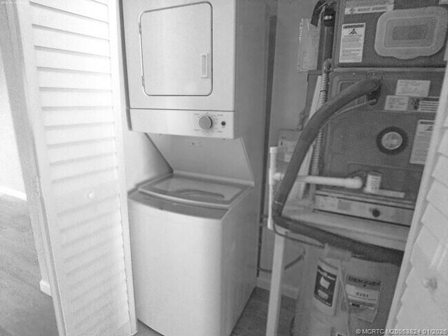 Building Photo - 641 SW South River Dr