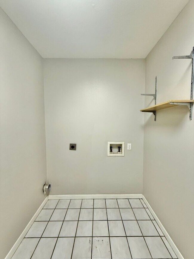 Building Photo - Langley Westminster Duplex