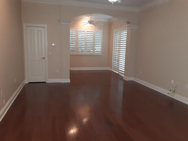 Building Photo - Annual unfurnished 3/2 SFH with pool in The Oaks!