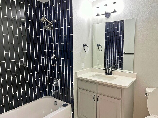 Building Photo - Move-In Ready Modern Updated- 3 Berm / 2 Bath Home Just Minutes from Downtown