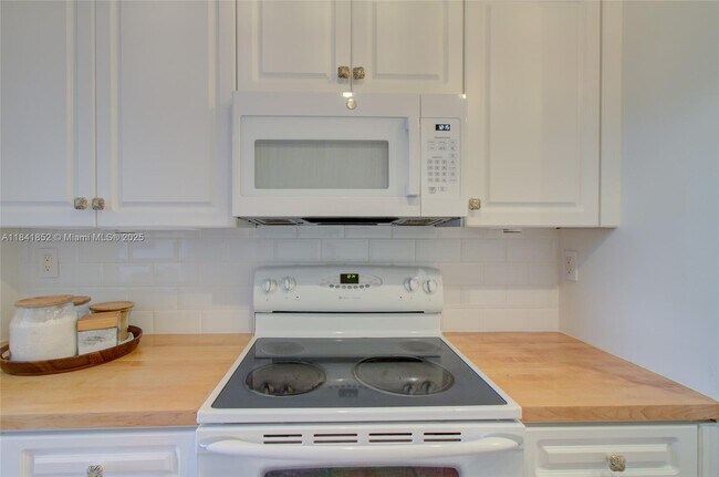 Building Photo - 181 Crandon Blvd