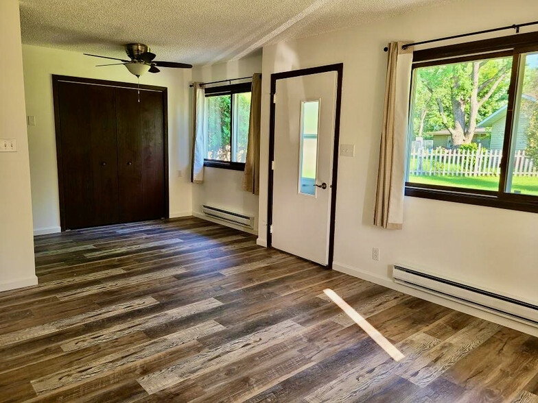 Building Photo - 570 Valley Dr