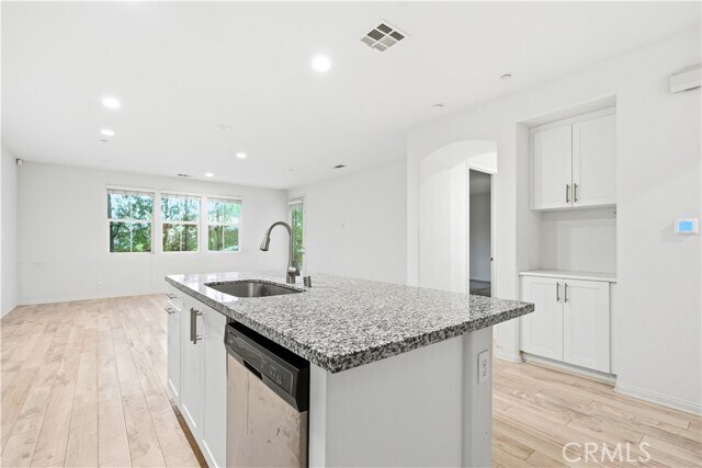 Building Photo - 4722 E Washington Ave