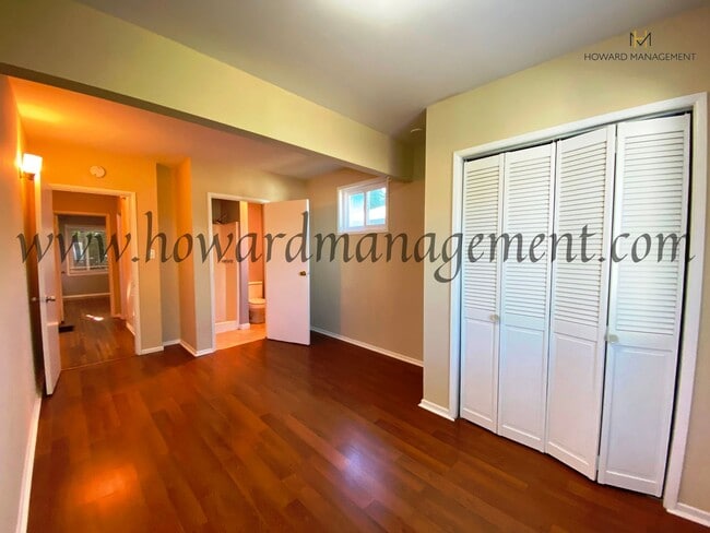 Building Photo - Lovely home with extra large backyard, con...