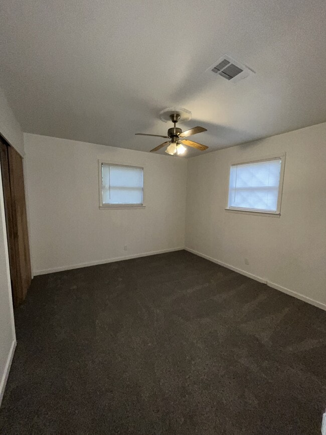 Building Photo - 2048 Oak Ave