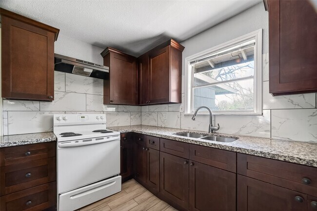 Building Photo - 6022 Lyndhurst Dr