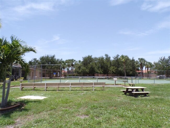 Building Photo - 4016 Oakview Dr