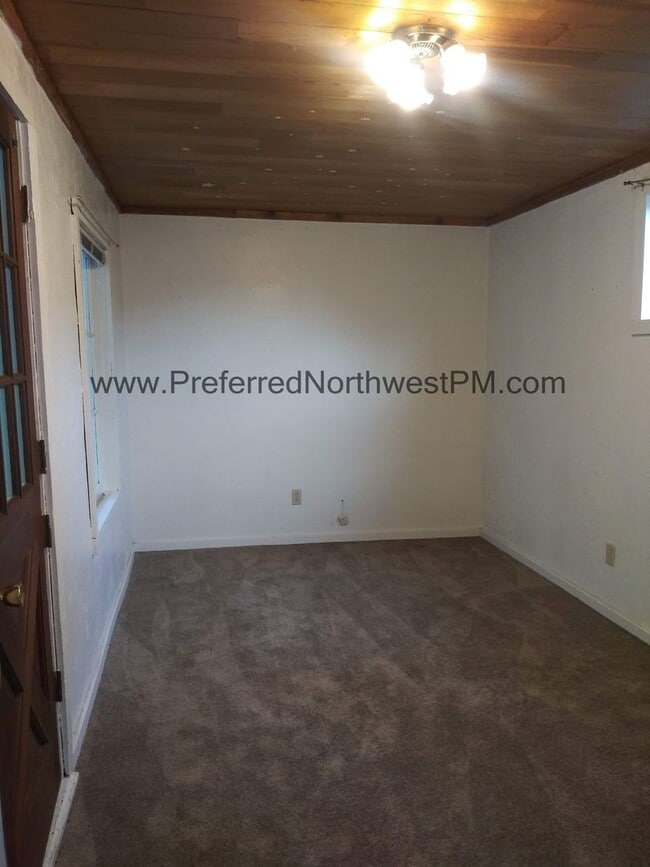 Building Photo - 3 Bedroom, 1.5 Bath Home Near University
