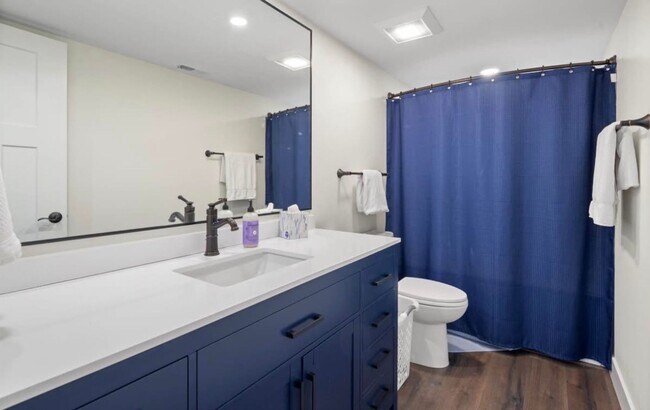 Building Photo - Stunning luxury rental!