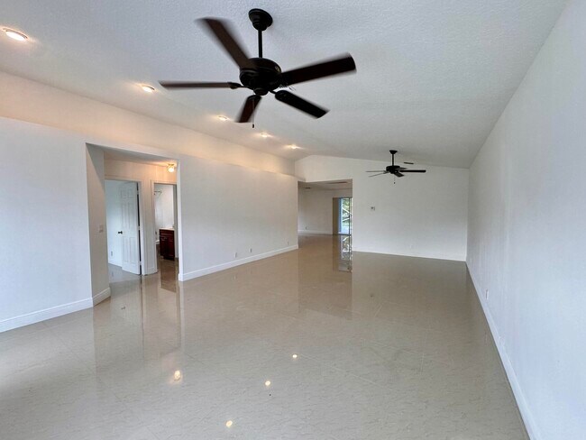 Building Photo - 1132 Hatteras Cir