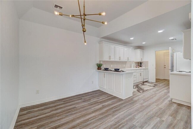 Building Photo - Absolutely Adorable, 2 bed, 2 bath, 2 car + study