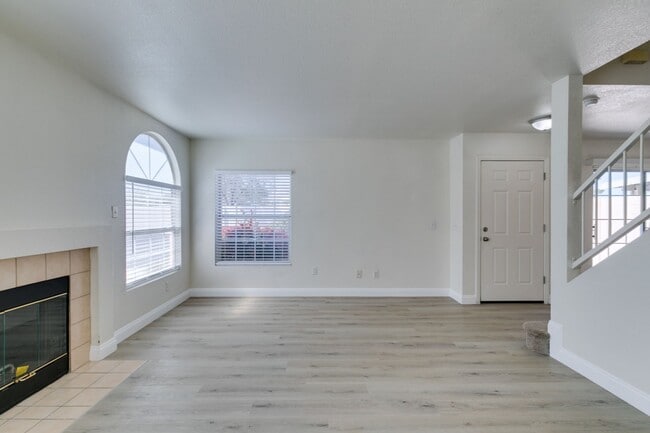 Building Photo - 3 Bedroom Townhouse with attached garage i...